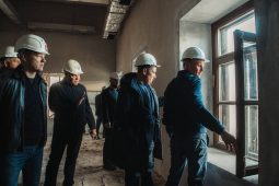 Александр Хинштейн проинспектировал ход ремонта здания бывшей мужской гимназии