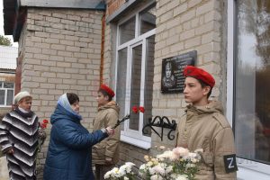 Школы увековечили подвиги героев