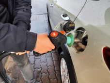 Курские заправки, которые повысили цены на бензин, проверит ФАС