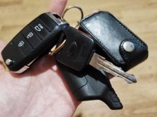 Двое курян хотели подобрать себе машины и лишились почти трёх миллионов рублей