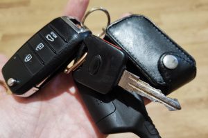 Двое курян хотели подобрать себе машины и лишились почти трёх миллионов рублей