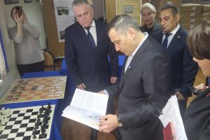 Школьники делают первый ход