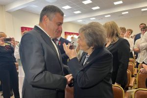 Александр Хинштейн вручил Орден Почета народному учителю РФ Эльзе Кожановой