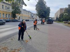 Улицы и общественные пространства Курска убирают 108 человек