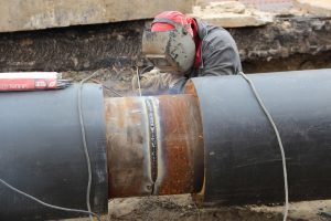 На улице Черняховского в Курске ремонтируют повреждённую тепломагистраль