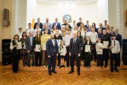 В мэрии Курска вручили именные стипендии лучшим студентам и спортсменам