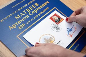 Имя дипломата увековечат