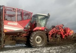 В Курской области горел свеклоуборочный комбайн