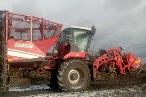 В Курской области горел свеклоуборочный комбайн