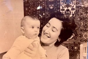 Александр Хинштейн поздравил курянок с Днём матери: «Берегите мам, пока они живы»