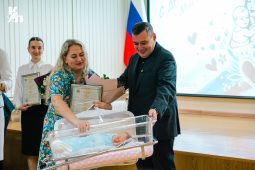 Александр Хинштейн поздравил курянок с Днём матери