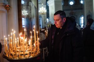 Александр Хинштейн посетил утреннюю службу в Воскресенском храме Курска