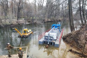 В Курске для расчистки Тускари спустили на воду земснаряд
