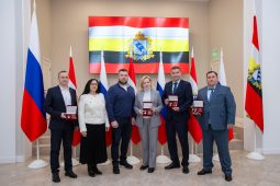 В Курской области вручили медали за помощь вынужденным переселенцам и военнослужащим