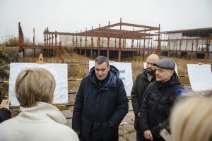 Недострой завершить, скульптуры отмыть!