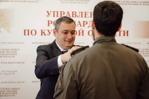 Александр Хинштейн вручил государственные награды росгвардейцам Курской области