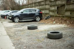 Мэр Курска ищет способы решения проблемы с парковкой на Звёздной,23