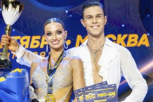 Танцуют профессионалы и любители