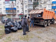 В Курске сотрудники УК вышли на субботник вместе с жителями