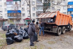 В Курске сотрудники УК вышли на субботник вместе с жителями