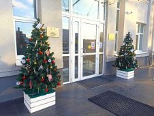 В Курске установили новогодние ёлки, украшенные 3D-книгами