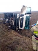 Фура перевернулась на скользкой трассе в Золотухинском районе Курской области