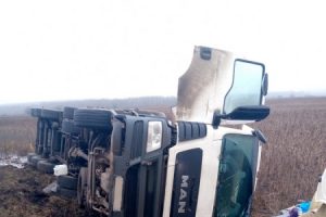 Фура перевернулась на скользкой трассе в Золотухинском районе Курской области