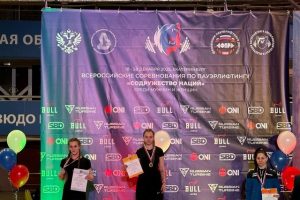 Курянка завоевала «золото» на всероссийских соревнованиях по пауэрлифтингу