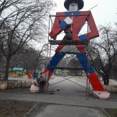 В Курске начали ремонтировать сквер «Гулливер» и красить одноимённую фигуру