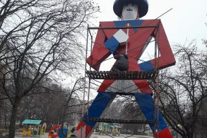 В Курске начали ремонтировать сквер «Гулливер» и красить одноимённую фигуру
