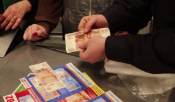 Курские полицейские учили продавцов выявлять фальшивые деньги