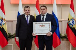 Александр Хинштейн вручил курянам региональные и ведомственные награды