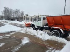 В Курске 13 машин задействованы в уборке снега