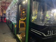 Курян приглашают на новогодний челендж с празднично украшенным электротранспортом