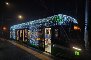 По Курску начал курсировать новогодний трамвай с 500 метрами гирлянд