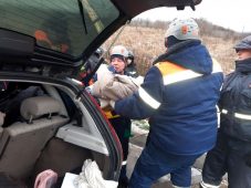 В Курске на Объездной дороге в ДТП спасатели вырезали из салона девушку с тяжёлыми травмами