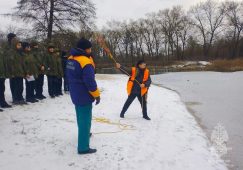 Курские спасатели показали школьникам, как помочь тонущему в ледяной воде