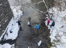 Курские экоактивисты собрали со дна Тускари 12 мешков мусора и нашли револьвер