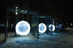 В Курске на Интернациональной установили светящиеся качели