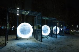 В Курске на Интернациональной установили светящиеся качели