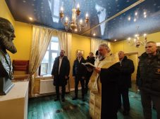 В Фатеж доставили бюст святителя Луки для музея на территории бывшей земской больницы