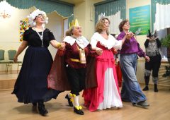 Курские пенсионеры поставили музыкальную сказку «Мы к вам заехали на час!»