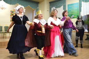 Курские пенсионеры поставили музыкальную сказку «Мы к вам заехали на час!»