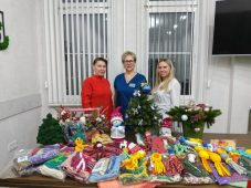 Курянки передали в ОПЦ 272 новогодних подарка для недоношенных малышей