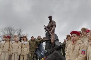 В Курчатове Курской области открыли памятник Герою России Сергею Чебнёву