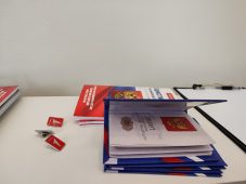 Александр Хинштейн вручил паспорта юным курянам