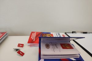 Александр Хинштейн вручил паспорта юным курянам