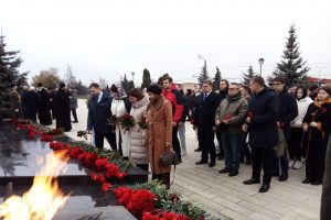 В Курске возложили цветы в День неизвестного солдата