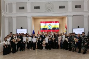 Александр Хинштейн вручил награды многодетным семьям