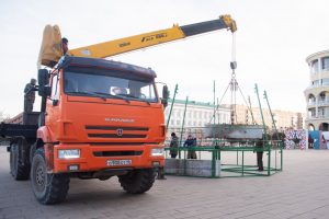 В Курске устанавливают новогоднюю ель на Театральной площади